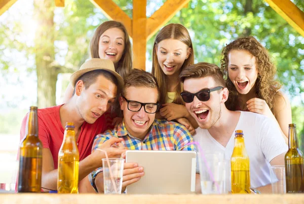 Friends drinking and having fun — Stock Photo, Image