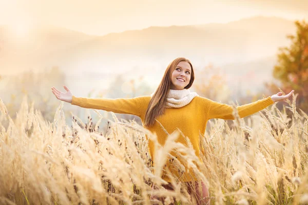 Девушка с шарфом осенью — стоковое фото