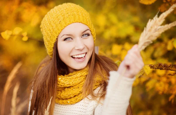 Ragazza con sciarpa e cappello in autunno — Foto Stock