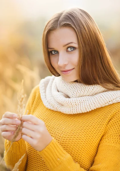 Девушка с шарфом осенью — стоковое фото