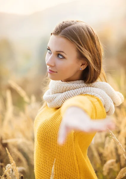 Дівчина з шарфом восени — стокове фото