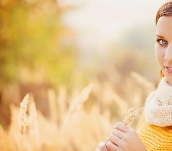 Ragazza con sciarpa in autunno — Foto Stock