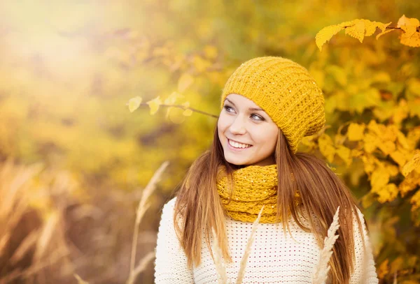 Meisje met sjaal en muts in de herfst — Stockfoto