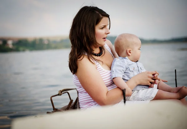 Madre con bebé niño en barco — Foto de Stock