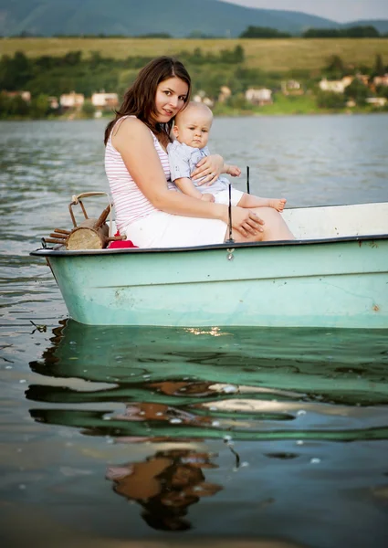 ボートに男の子の赤ちゃんとお母さん — ストック写真