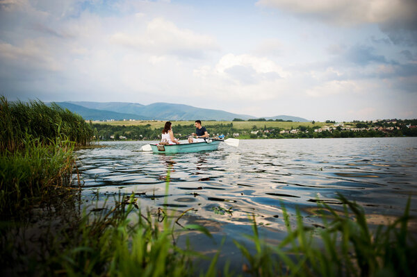 Счастливая семья с ребенком на лодке

