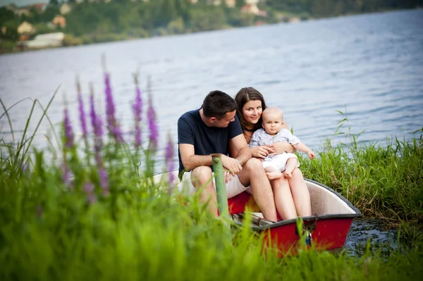 Gelukkige familie met baby op boot — Stockfoto