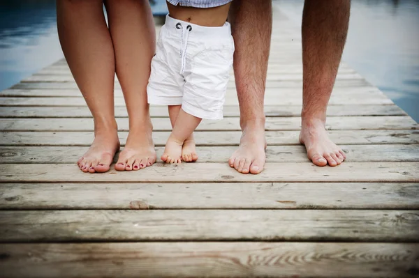 Nohy rodiny chůzi po molu — Stock fotografie