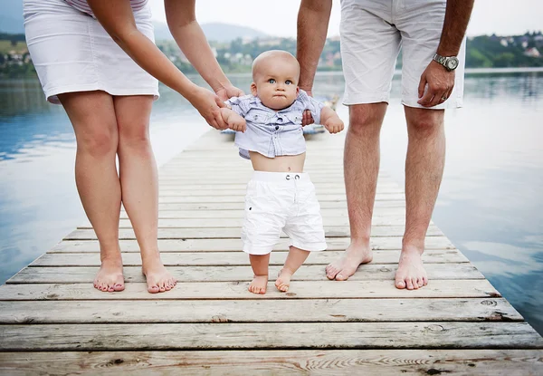 男の子の赤ちゃんと家族の足 — ストック写真