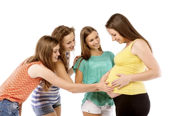 Flickor röra gravida kvinnans mage — Stockfoto