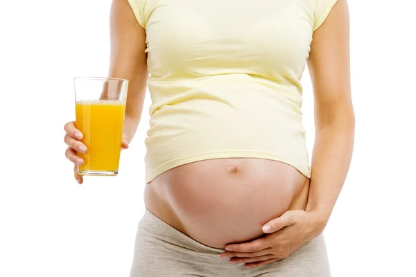 怀孕的女人控股桔子汁 — 图库照片
