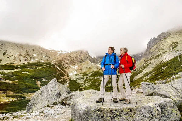 Hikers couple during the walk — Stock Photo, Image