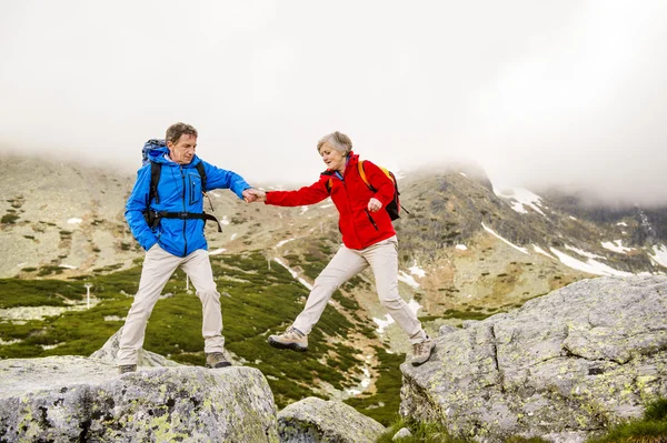 Pareja de senderismo en las montañas — Foto de Stock