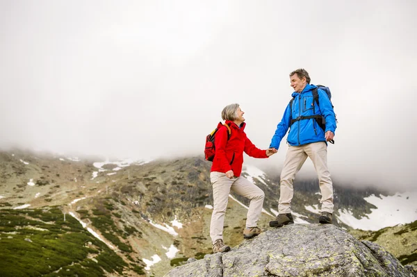 Pareja de senderismo en las montañas — Foto de Stock