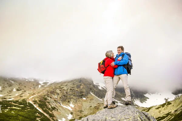 Couple at mountains — Stock Photo, Image