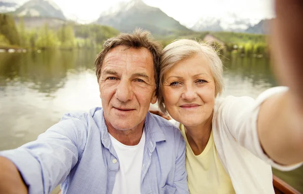 Coppia anziana prendendo selfie — Foto Stock