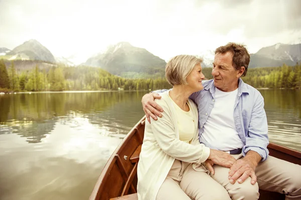 Senior koppel knuffelen op boot — Stockfoto