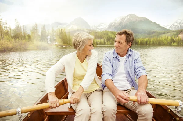 Senior couple paddling on boat — Stock Photo, Image