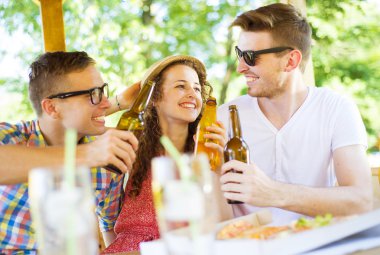 barda eğlenmeye arkadaşlar