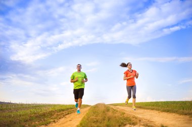 Gün batımında egzersiz runner Çift.