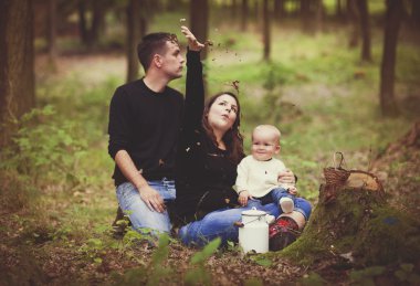 Aile ormanda birlikte vakit geçirir..