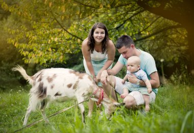 Keçi ile mutlu aile