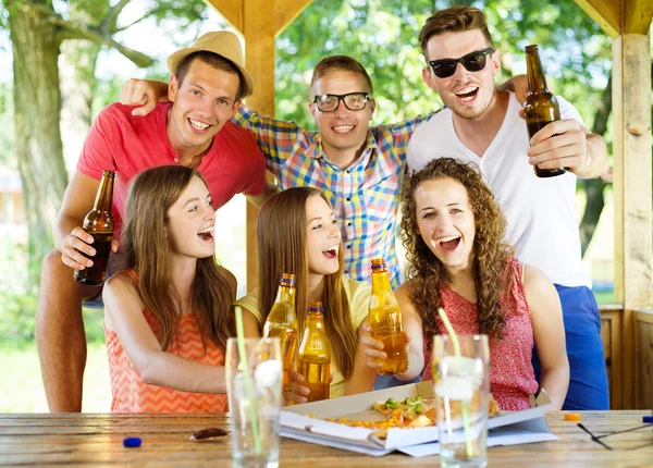 Друзья пьют и веселятся в пабе — стоковое фото