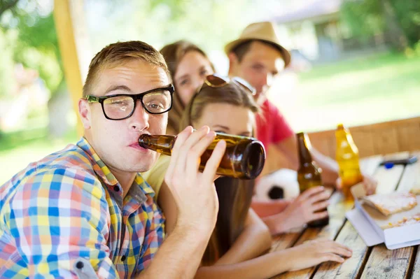 Vrienden drinken en plezier in pub — Stockfoto