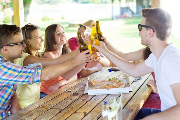 Vrienden drinken en plezier in pub — Stockfoto