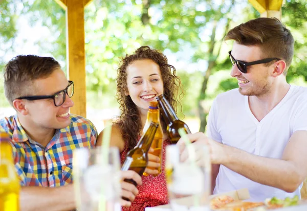 Vänner har kul på pub — Stockfoto