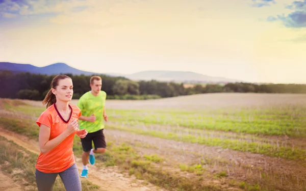 Couple coureur faisant de l'exercice au coucher du soleil . — Photo