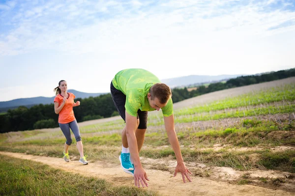 Läuferin stolpert und stürzt — Stockfoto