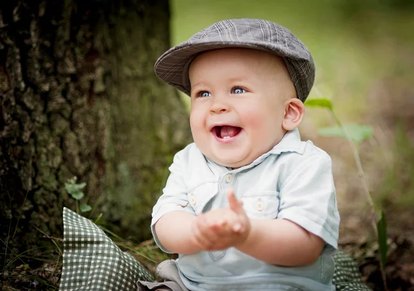 Ormanda oturan erkek bebek — Stok fotoğraf
