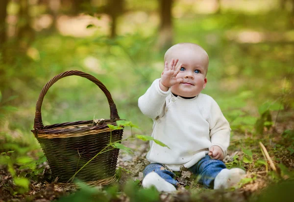 Niño con cesta — Foto de Stock