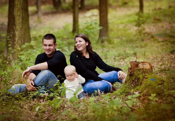 Familjen tillbringar tid tillsammans i skogen. — Stockfoto