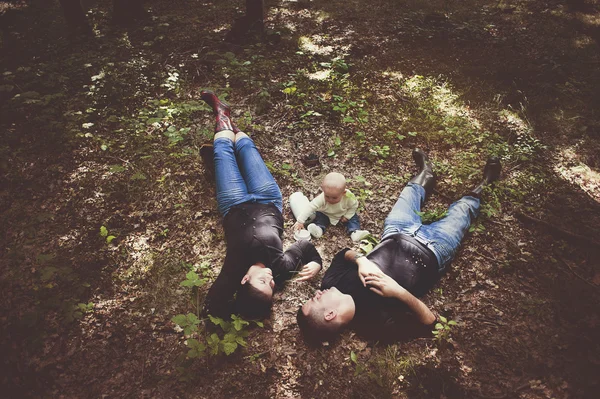 Família na floresta . — Fotografia de Stock