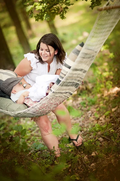 Mãe passar tempo com o bebê filho — Fotografia de Stock