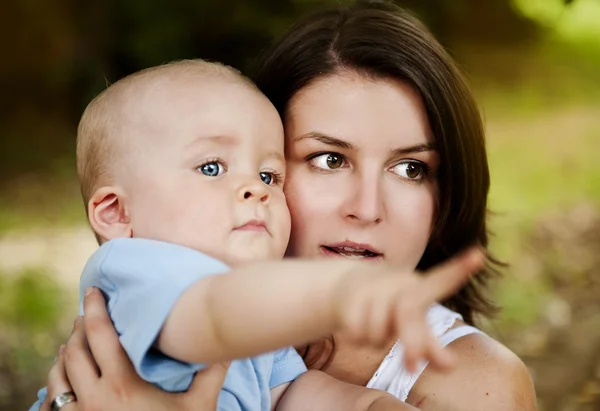 Madre divirtiéndose con su hijo — Foto de Stock