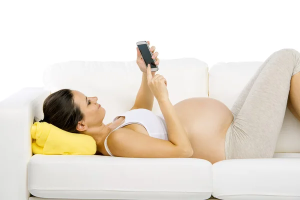 Těhotná žena pomocí mobilního telefonu — Stock fotografie
