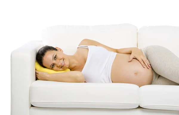 Gravid kvinde hviler på sofaen - Stock-foto
