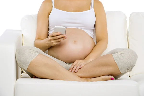 Mulher grávida usando telefone celular — Fotografia de Stock