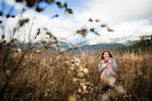 Sonbahar doğada hamile kadın — Stok fotoğraf