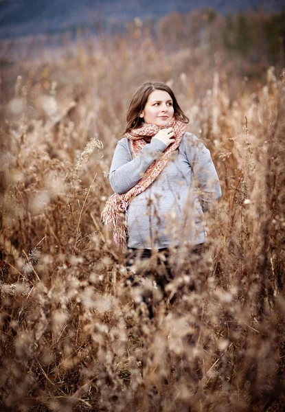 Femme enceinte en automne — Photo