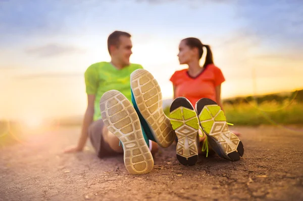 Couple étirement et exercice au coucher du soleil — Photo