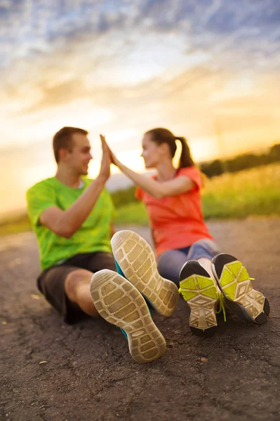 Casal alongamento e exercício ao pôr do sol — Fotografia de Stock