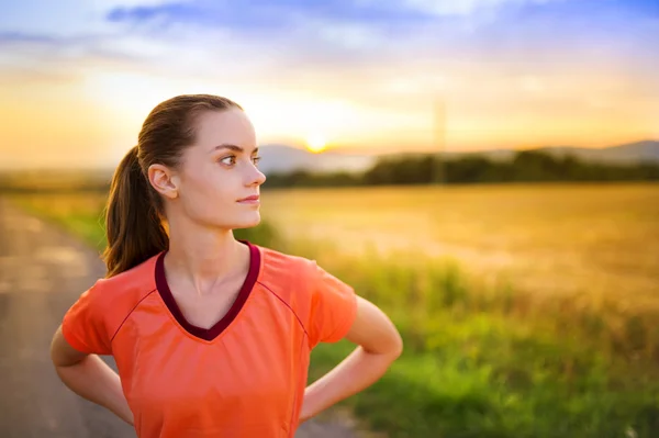 Donna stretching ed esercizio fisico — Foto Stock