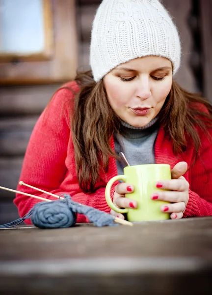 Девушки вязание и пить горячий напиток — стоковое фото