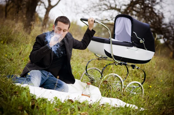 Padre con bambino in carrozzina vintage — Foto Stock