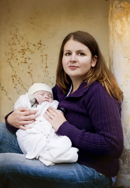 Moeder met babyjongen — Stockfoto