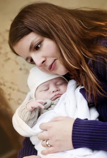 Erkek bebek ile anne — Stok fotoğraf